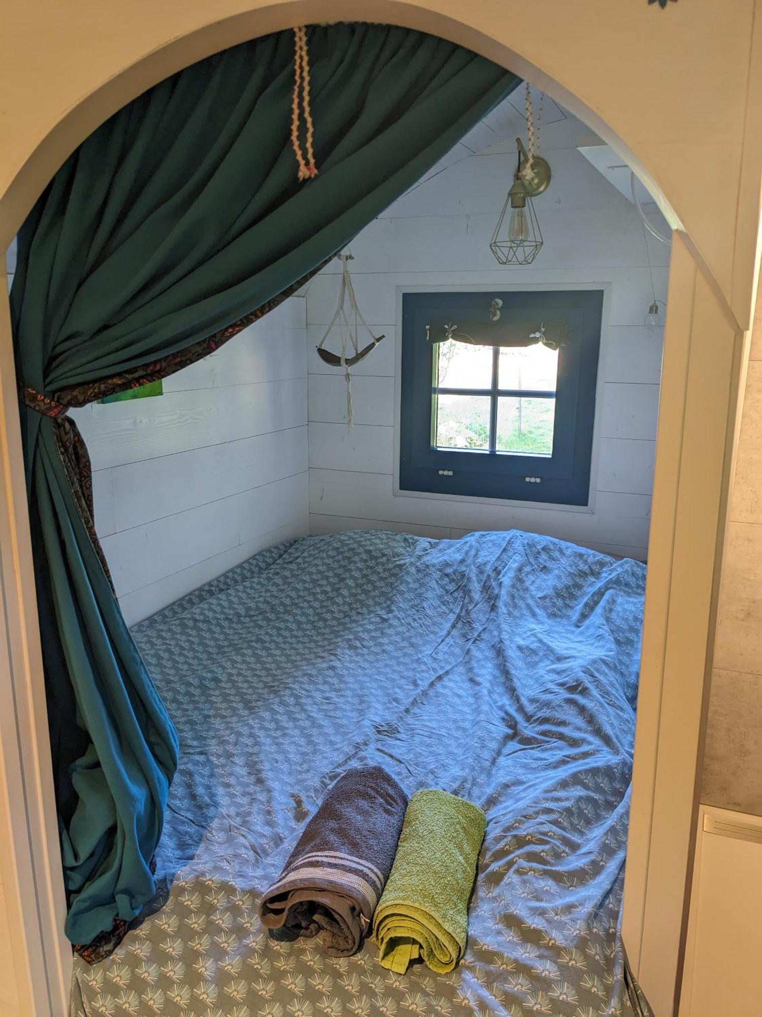 La Roulotte Tiny House Du Mond'Ideal Leval  エクステリア 写真