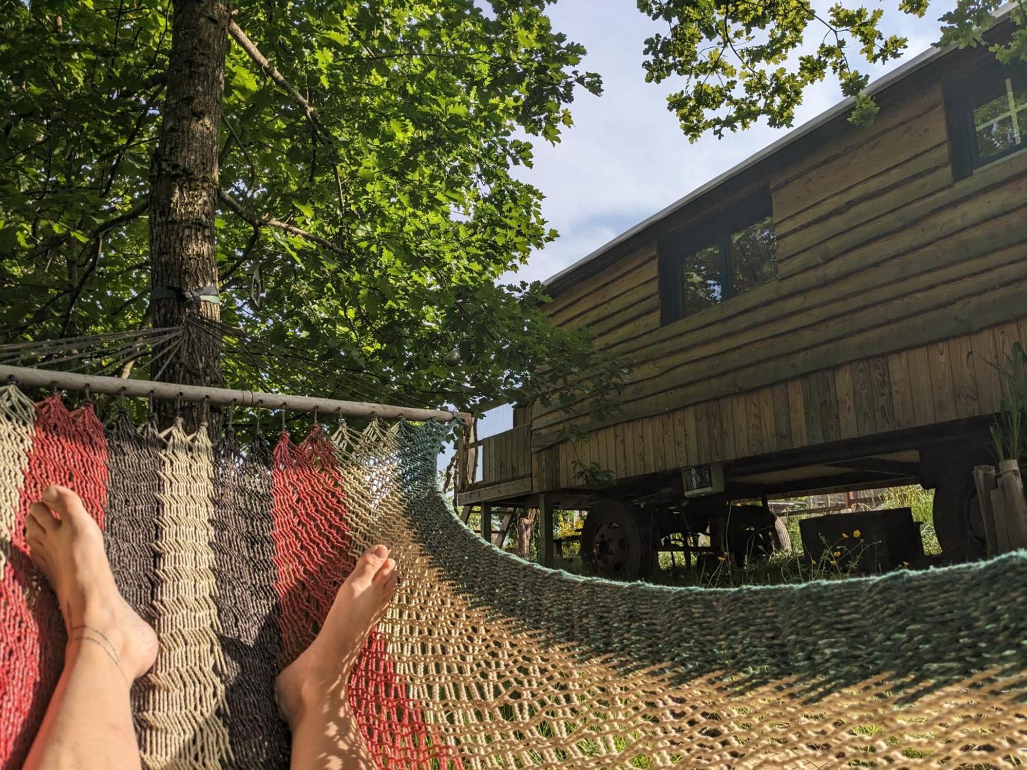 La Roulotte Tiny House Du Mond'Ideal Leval  エクステリア 写真