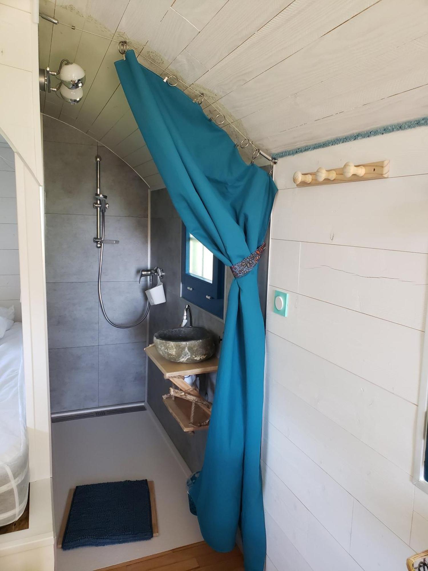 La Roulotte Tiny House Du Mond'Ideal Leval  エクステリア 写真