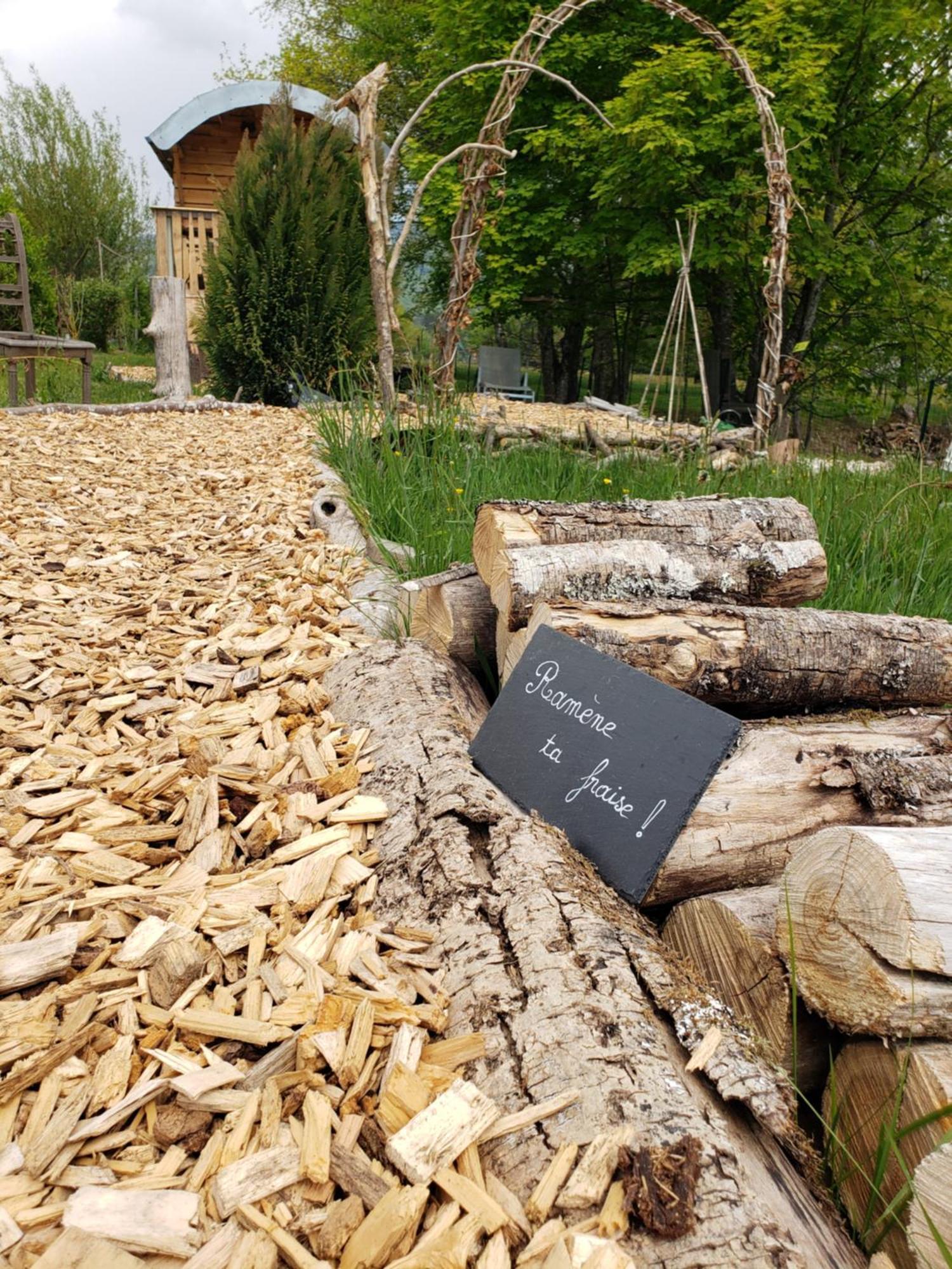La Roulotte Tiny House Du Mond'Ideal Leval  エクステリア 写真
