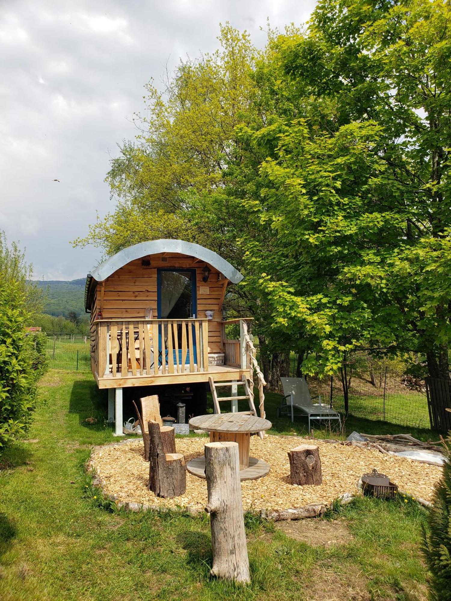 La Roulotte Tiny House Du Mond'Ideal Leval  エクステリア 写真