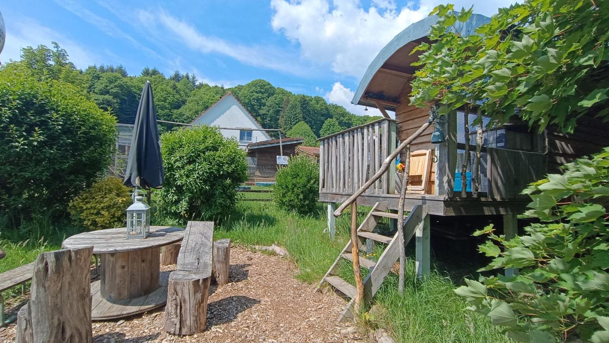 La Roulotte Tiny House Du Mond'Ideal Leval  エクステリア 写真